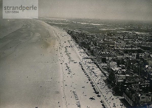 Luftaufnahme der Strände von Dünkirchen während der Feierlichkeiten zum 10. Jahrestag  Juni 1950. Künstler: Unbekannt