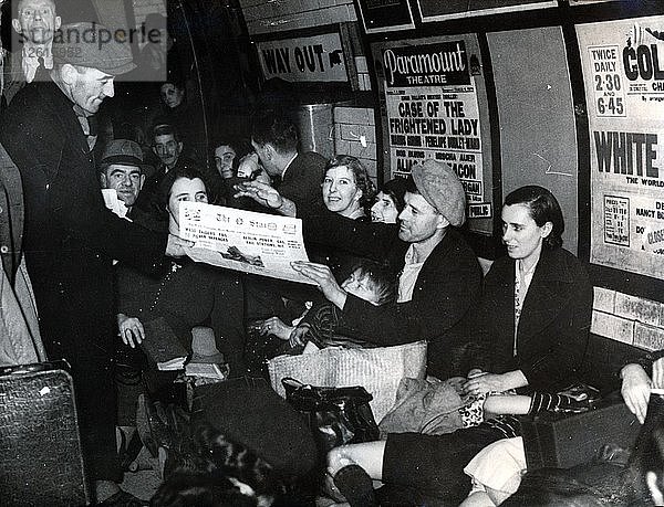Papierverkäufer in der U-Bahn  London  ca. 1940. Künstler: Unbekannt