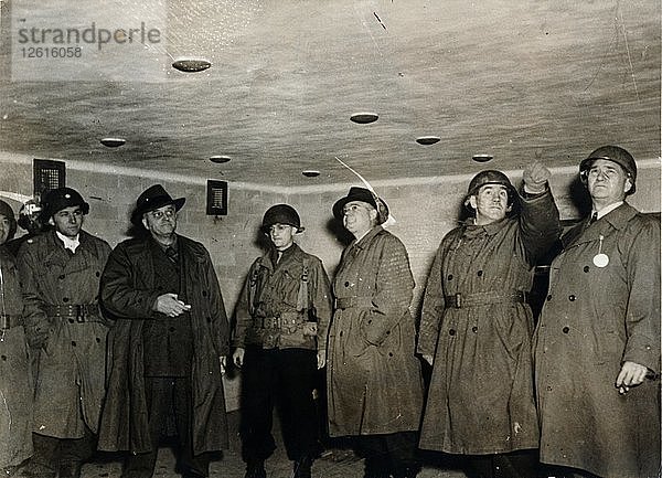 Amerikanische Soldaten untersuchen eine Gaskammer  Konzentrationslager Dachau  Bayern  Deutschland  um 1945. Künstler: Unbekannt