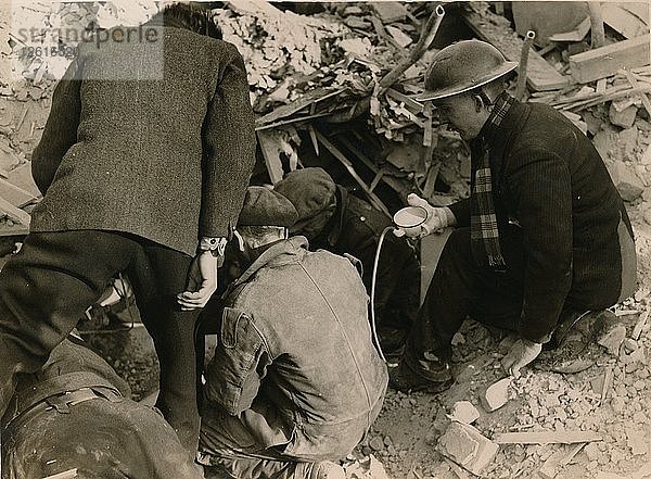 Eine Familie  die nach einem Luftangriff in einem Morrison-Bunker begraben wurde  London  1944. Künstler: Unbekannt