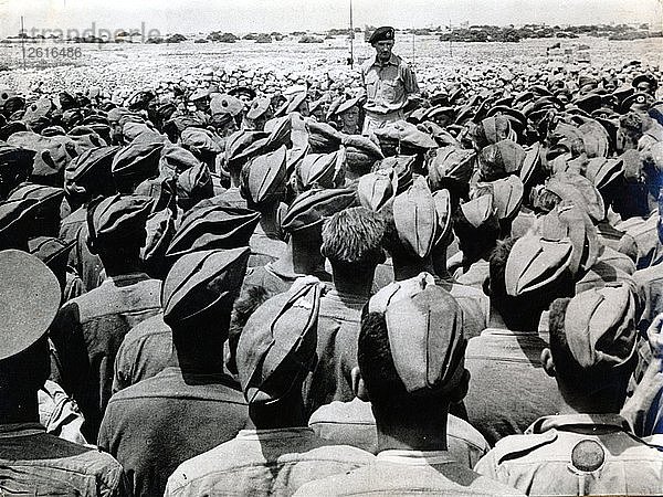 Der britische General Bernard Montgomery spricht zu seinen Truppen  Nordafrika  Zweiter Weltkrieg  ca. 1942 bis 1943. Künstler: Unbekannt