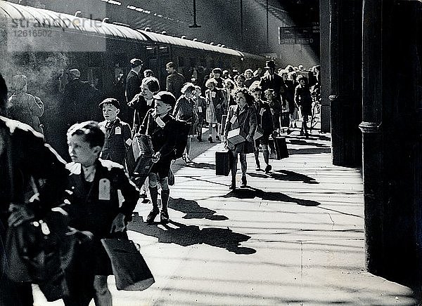 Londoner Schulkinder werden evakuiert  Euston Station  Zweiter Weltkrieg  6. Juli 1944. Künstler: Unbekannt