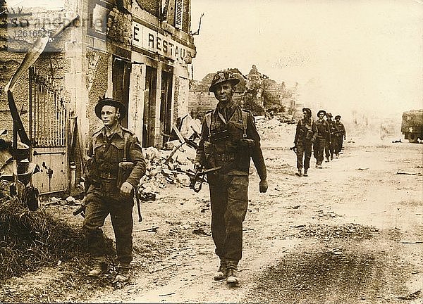 Britische Truppen gehen durch das Dorf Douet  nach dem Fall von Bayeux  Juni 1944. Künstler: Unbekannt