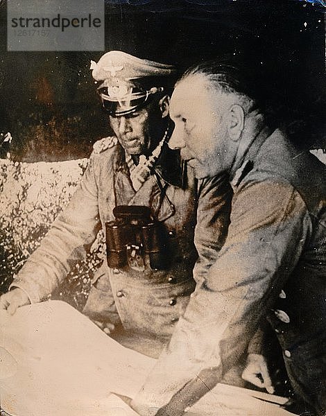 Die deutschen Generäle Erwin Rommel und Walther Nehring  Tunesien  Zweiter Weltkrieg  ca. 1942 bis 1943. Künstler: Unbekannt