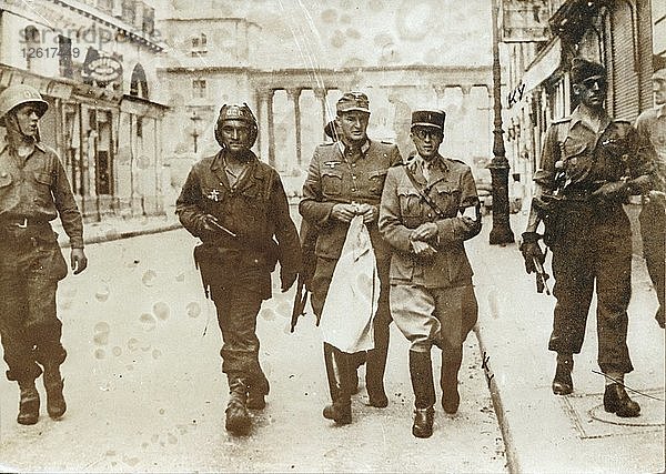 Ein deutscher Offizier in Begleitung französischer Soldaten bei der Befreiung von Paris  Zweiter Weltkrieg  1944. Künstler: Unbekannt