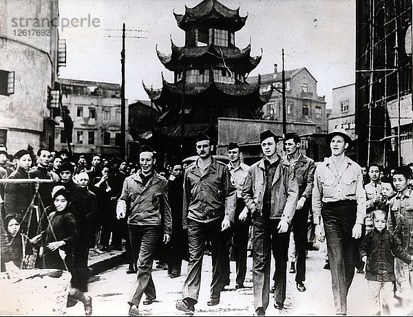 Amerikanische und chinesische Soldaten nach der Befreiung Chinas  Zweiter Weltkrieg  1945. Künstler: Unbekannt
