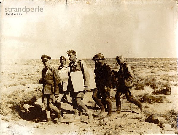 Der deutsche General Erwin Rommel und Offiziere in der libyschen Wüste  Zweiter Weltkrieg  ca. 1941 bis 1943. Künstler: Unbekannt