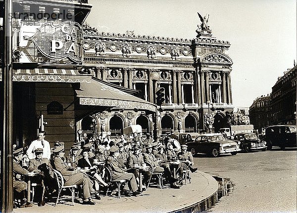 Deutsche Besatzungstruppen vor dem Café de la Paix  Paris  Zweiter Weltkrieg  ca. 1940-c1944. Künstler: Unbekannt