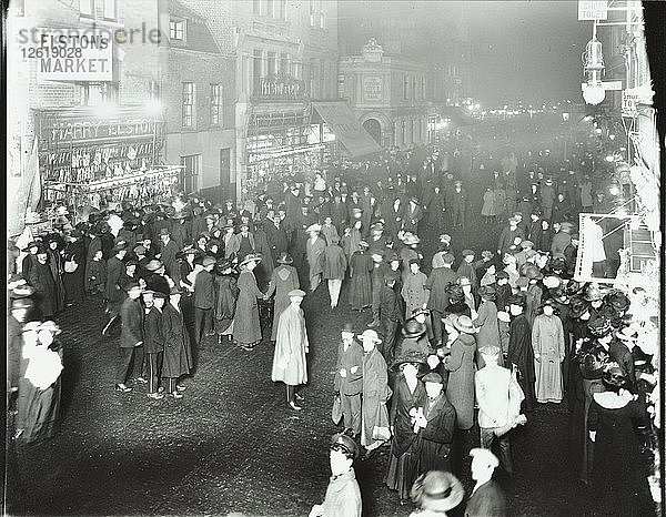 Menschenmassen in der Deptford High Street beim Einkaufen nach Einbruch der Dunkelheit  London  1913. Künstler: Unbekannt.