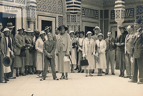 Touristen auf einem Ausflug von einer Kreuzfahrt  möglicherweise in Sidi Bou Said  Tunesien  1936. Künstler: Unbekannt