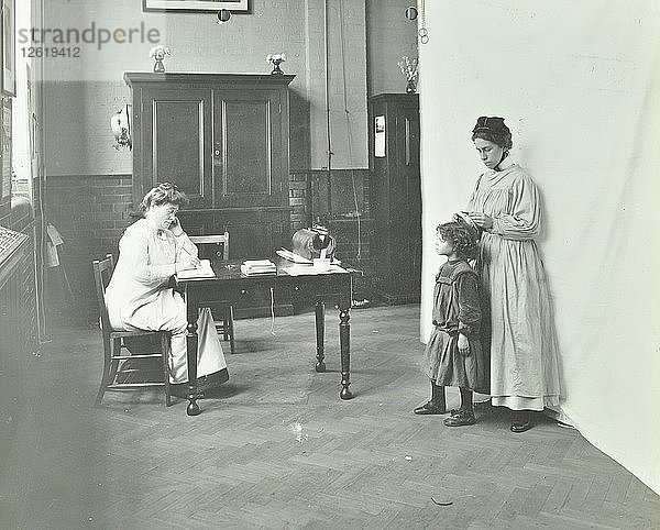 Schulkrankenschwester untersucht das Haar der Mädchen auf Kopfläuse  Chaucer School  London  1911. Künstler: Unbekannt.