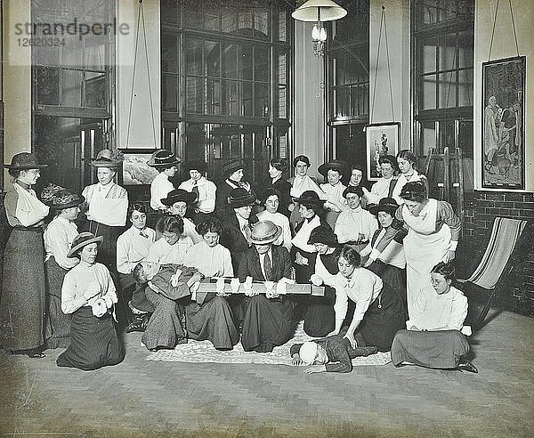 Erste-Hilfe-Kurs für Frauen  Montem Street Evening Institute  London  1913. Künstler: Unbekannt.