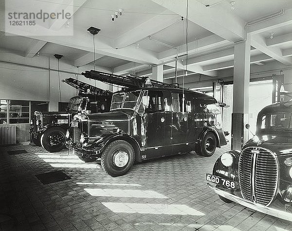 Feuerwehrfahrzeuge in der Battersea Fire Station  Este Road  Battersea  London  1938. Künstler: Unbekannt.