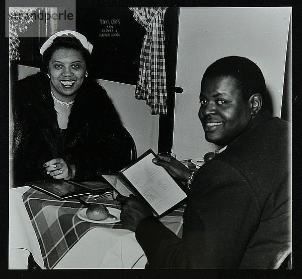 Oscar Peterson freut sich auf das Abendessen nach einem Konzert in der Colston Hall  Bristol  1955. Künstler: Denis Williams