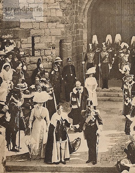 Die Amtseinführung des Prinzen von Wales auf Schloss Caernarvon  13. Juli 1911 (1935). Künstler: Unbekannt.