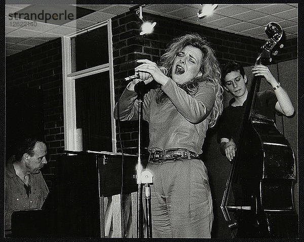 Claire Martin bei ihrem ersten Auftritt in The Fairway  Welwyn Garden City  Hertfordshire  1991. Künstler: Denis Williams