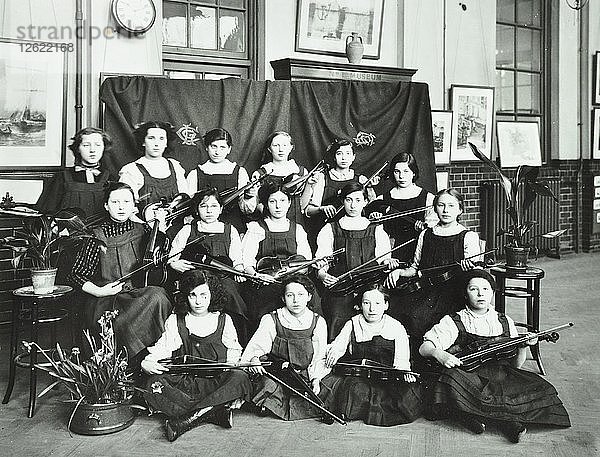 Meisterschaftsmannschaft der Mädchen im Schwimmen mit ihrem Schild  Tollington Park Central School  London  1915. Künstler: Unbekannt.