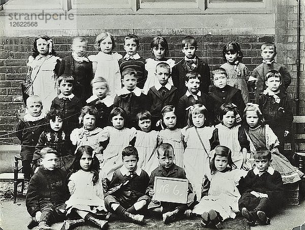 Schulklasse für Kleinkinder  London  ca. 1900-c1915. Künstler: Unbekannt.
