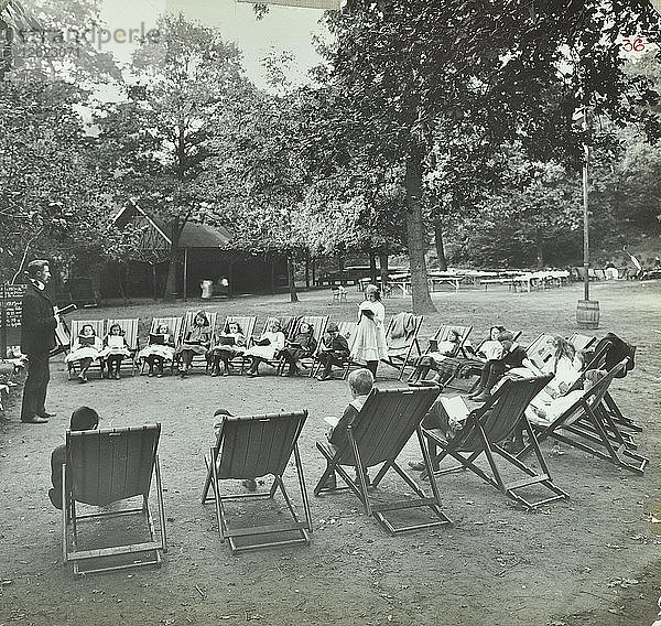 Lesestunde im Freien  Bostall Woods Open Air School  London  1907. Künstler: Unbekannt.