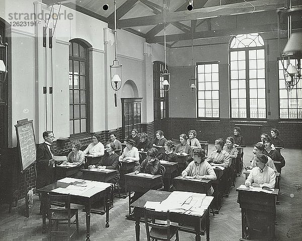 Eine Unterrichtsstunde an der Fulham Girl Clerks Training School  Fulham  London  1915. Künstler: Unbekannt.