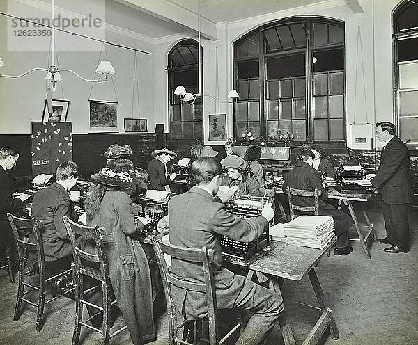 Schreibmaschinenkurs  Hammersmith Commercial Institute  London  1913. Künstler: Unbekannt.