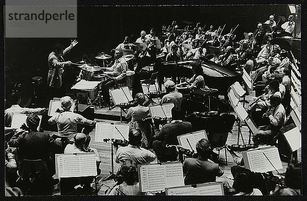 Buddy Rich und das Royal Philharmonic Orchestra bei einem Konzert in der Royal Festival Hall  London  1985. Künstler: Denis Williams