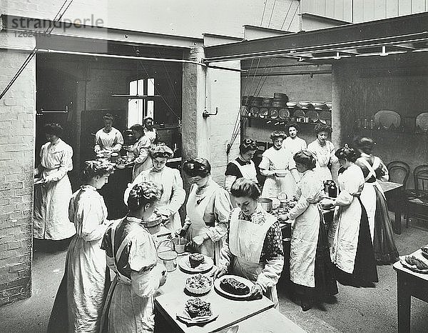 Allgemeiner Kochkurs  National Training School of Cookery  London  1907. Künstler: Unbekannt.