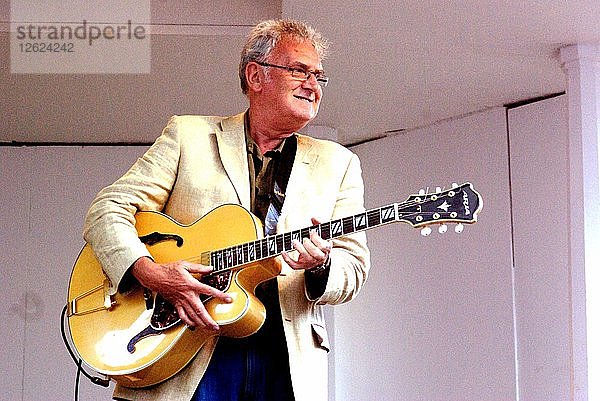 Jim Mullen  schottischer Jazz-Gitarrist  Pantiles  Tunbridge Wells  Kent  2008. Künstler: Brian OConnor.