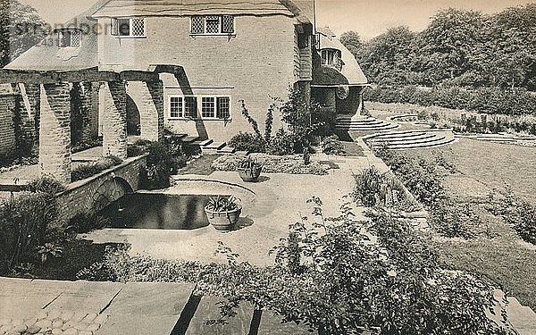 Garten von Wood House Copse  Holmbury St. Mary. Blick nach Osten  um 1926. Künstler: Oliver Falvey Hill  Unbekannt.