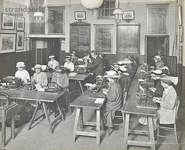 Schreibmaschinenkurs für Frauen  Blackheath Road Evening Institute  London  1914. Künstler: Unbekannt.