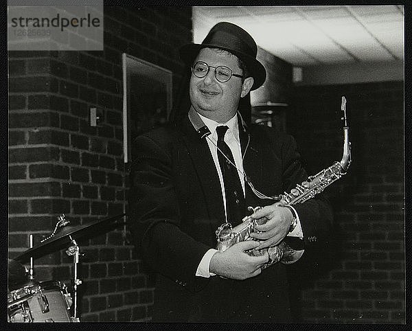 Der amerikanische Altsaxophonist Michael Hashim in The Fairway  Welwyn Garden City  Hertfordshire  1997. Künstler: Denis Williams
