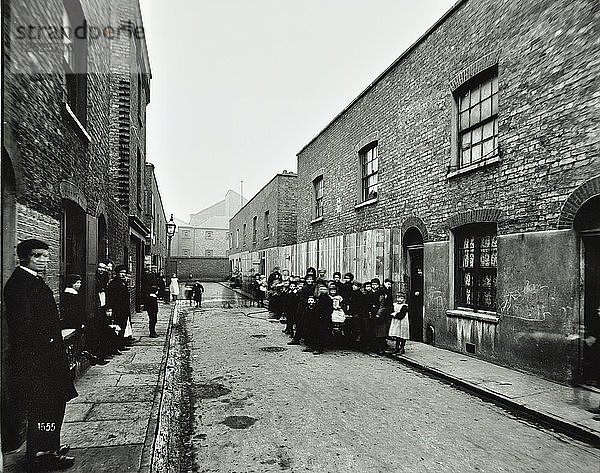 Menschen vor vernagelten Häusern in der Ainstey Street  Bermondsey  London  1903. Künstler: Unbekannt.