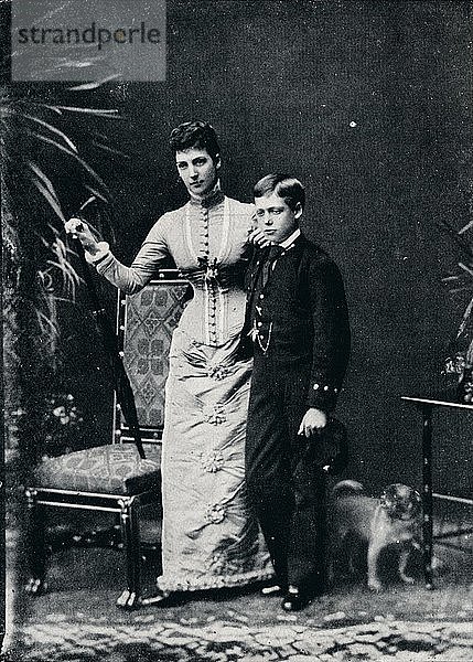 Königin Alexandra und ihr zweiter Sohn  der zukünftige König Georg V.  um 1877 (1910). Künstler: Sir Richard Holmes  W&D Downey.
