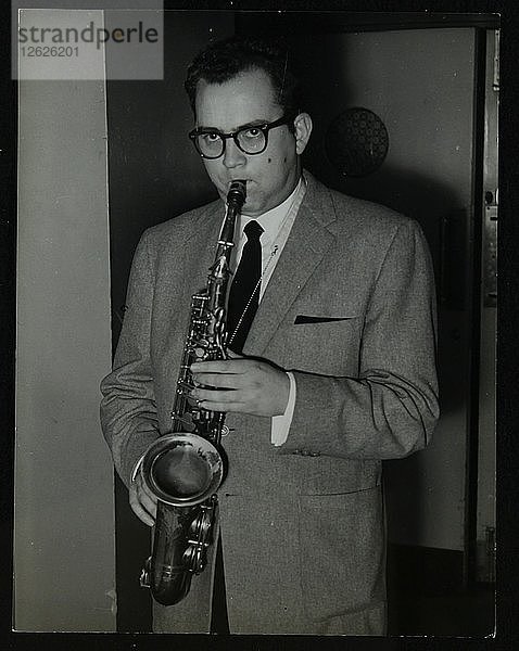 Porträt des amerikanischen Saxophonisten Lennie Niehaus  1950er Jahre. Künstler: Denis Williams