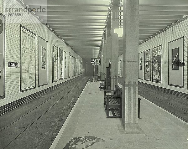 Bahnsteig mit Werbeplakaten  Holborn Underground Tram Station  London  1931. Künstler: Unbekannt.