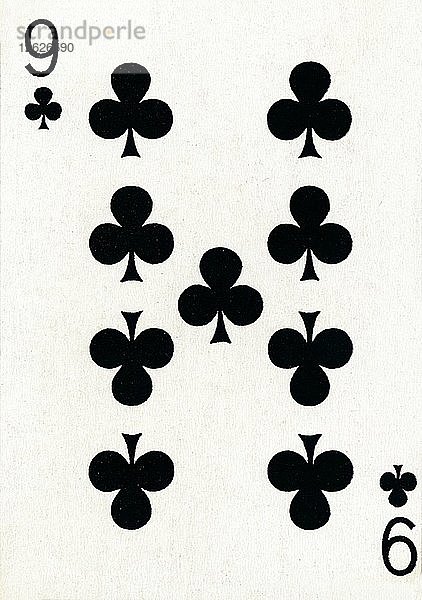 Kreuz 9 aus einem Kartenspiel von Goodall & Son Ltd.  um 1940. Künstler: Unbekannt.