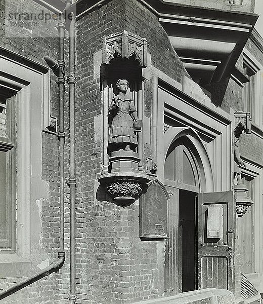 Statue einer Schülerin neben der Tür  Hamlet of Ratcliff Schools  Stepney  London  1945. Künstler: Unbekannt.
