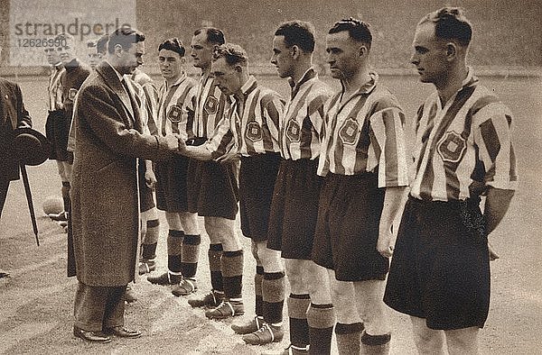 König Georg VI. und Königin Elizabeth besuchen das Endspiel um den Fußballverbandspokal  1937. Künstler: Unbekannt.