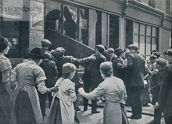 Antideutsche Ausschreitungen in London: Eine Menschenmenge schlägt die Fenster eines deutschen Geschäfts ein  um 1914. Künstler: Unbekannt