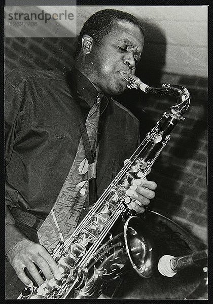 Der amerikanische Saxophonist Rickey Woodard spielt im Fairway  Welwyn Garden City  Hertfordshire  1999. Künstler: Denis Williams