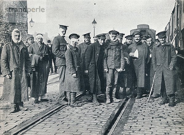 Eine Gruppe von Verwundeten aus Neuve Chapelle in einem französischen Bahnhof  1915. Künstler: Unbekannt