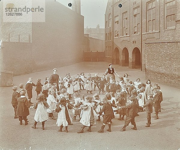 Kinder spielen Twinkle  Twinkle  Little Star  Flint Street School  Southwark  London  1908. Künstler: Unbekannt.