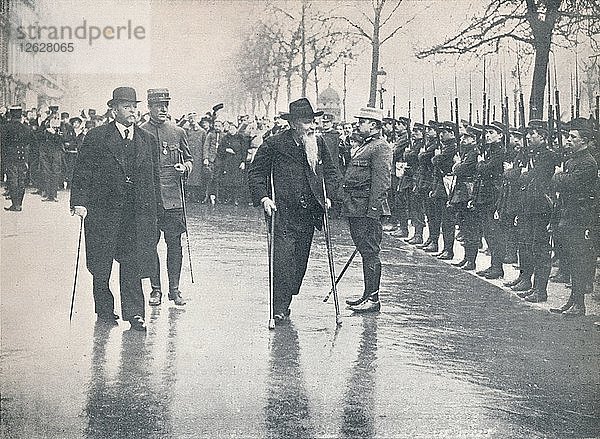 Italienischer Veteran  General Ricciotti Garibaldi  bei einer Überprüfung französischer Rekruten in Paris  um 1914. Künstler: Unbekannt