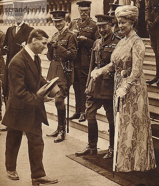 Tapferkeit in Zivil: Lachen mit dem König und der Königin  1920er oder 1930er Jahre (1935). Künstler: Unbekannt.