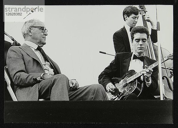 Benny Goodman beobachtet Phil Flanigan und Chris Flory  Knebworth  Hertfordshire  1982. Künstler: Denis Williams