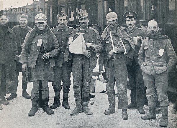 Einige fröhliche Verwundete aus den Kämpfen um Neuve Chapelle  die erbeutete deutsche Helme tragen  1915. Künstler: Unbekannt