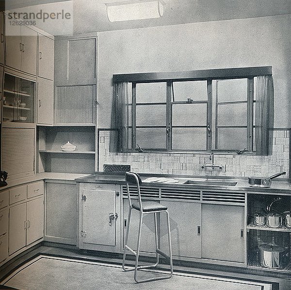 Ausschnitt aus einer kleinen Küche  entworfen von Mrs. Darcy Braddell  1935. Künstler: Unbekannt.