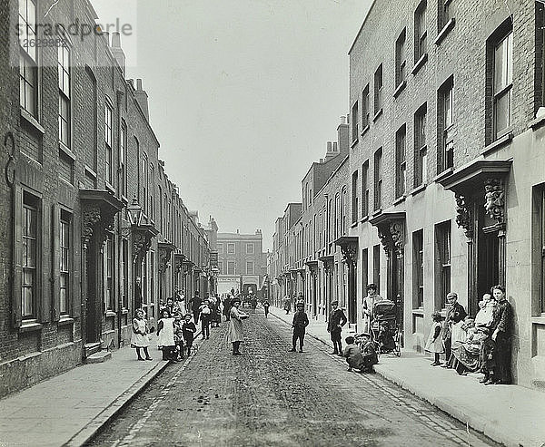 Menschen auf der Straße  Albury Street  Deptford  London  1911. Künstler: Unbekannt.