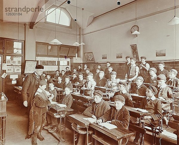 Jungen beim Legen der Phylakterien  Jews Free School  Stepney  London  1908. Künstler: Unbekannt.