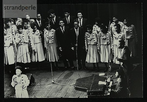 Der Inspirational Choir auf der Bühne des Forum Theatre  Hatfield  Hertfordshire  1985. Künstler: Denis Williams